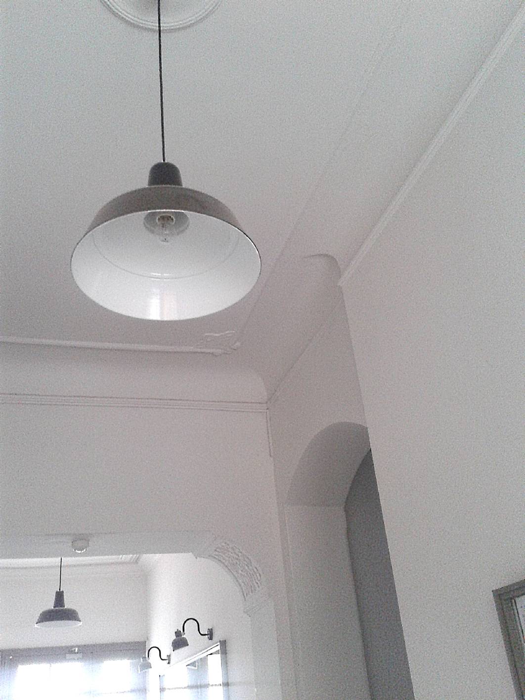 Der Stuck im hinteren Teil der Durchfahrt / Durchgang wurde neben den Malerarbeiten und das Anbringen einer Paneelleiste im Treppenhaus von uns überarbeitet. Der Stuck ist ein einfacher Voutenstuck mit kleinen Ornamenten aus dem Jugendstil. Diese Ornamente wurden im vorderen Teil der Durchfahrt mit aufgenommen. Berlin